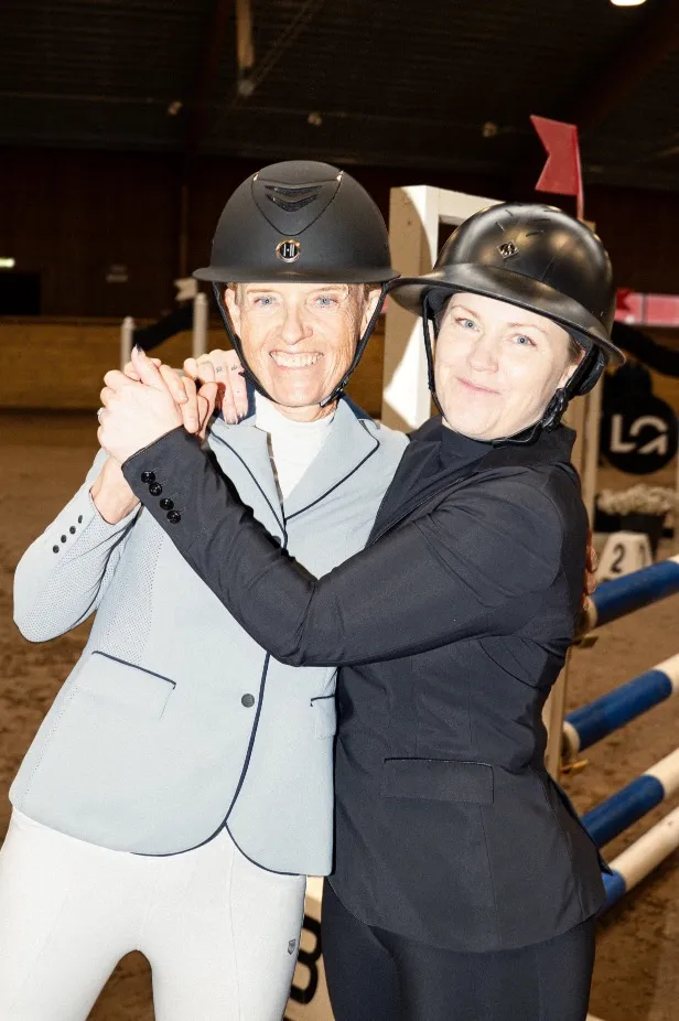 Bild på mamma och dotter på hästtävling