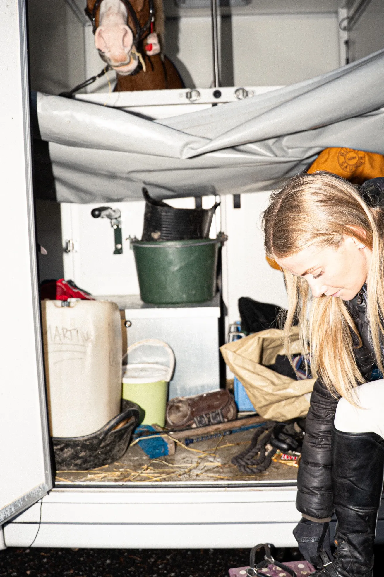 Bild på ryttare och häst i hästlastbil